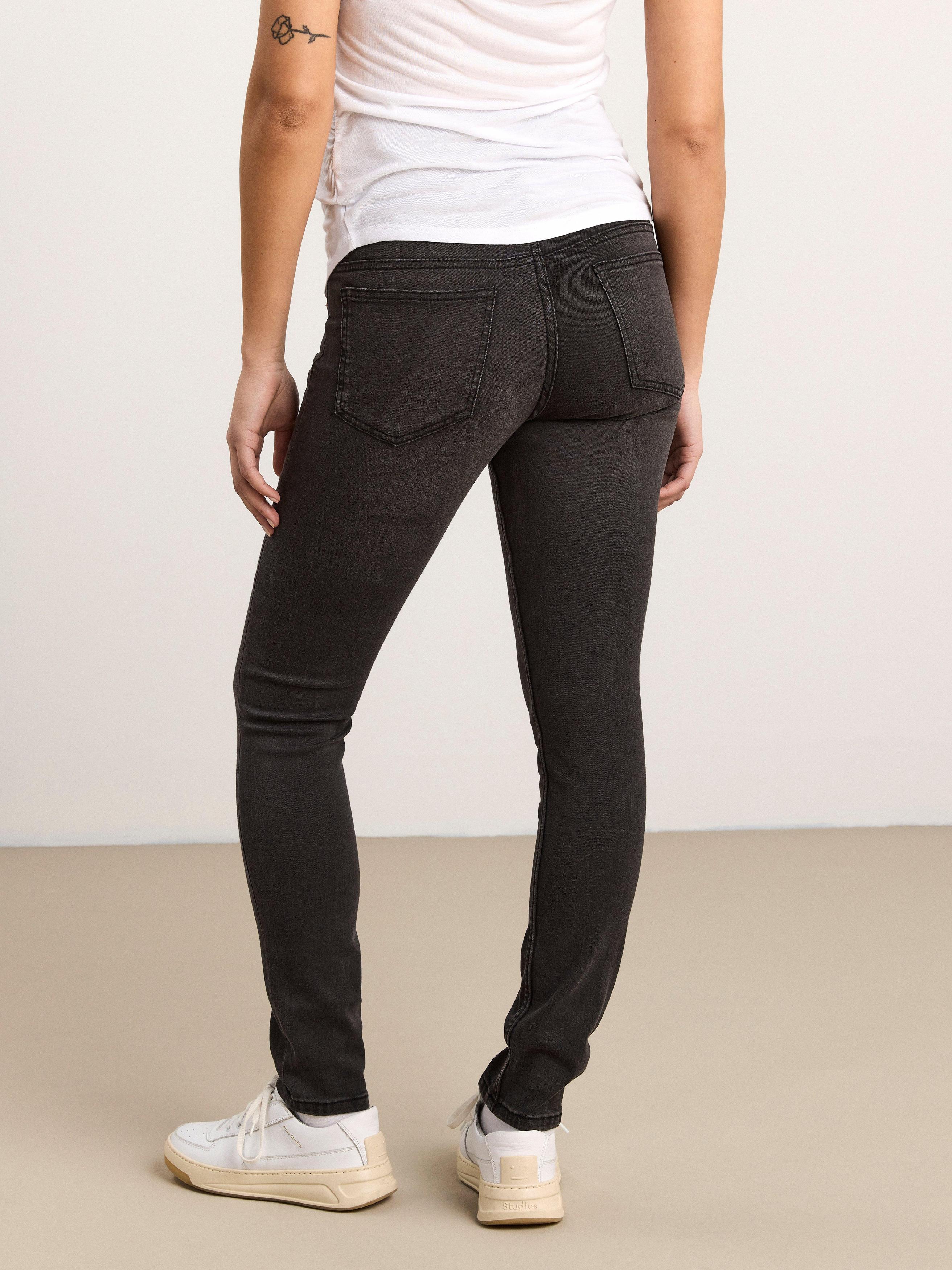 MOM Extra mjuka slim fit jeans för 419,5 kr på Lindex