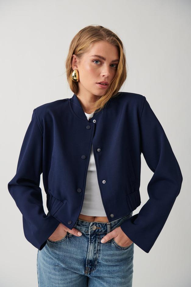 Short tailored jacket för 179,98 kr på Gina Tricot