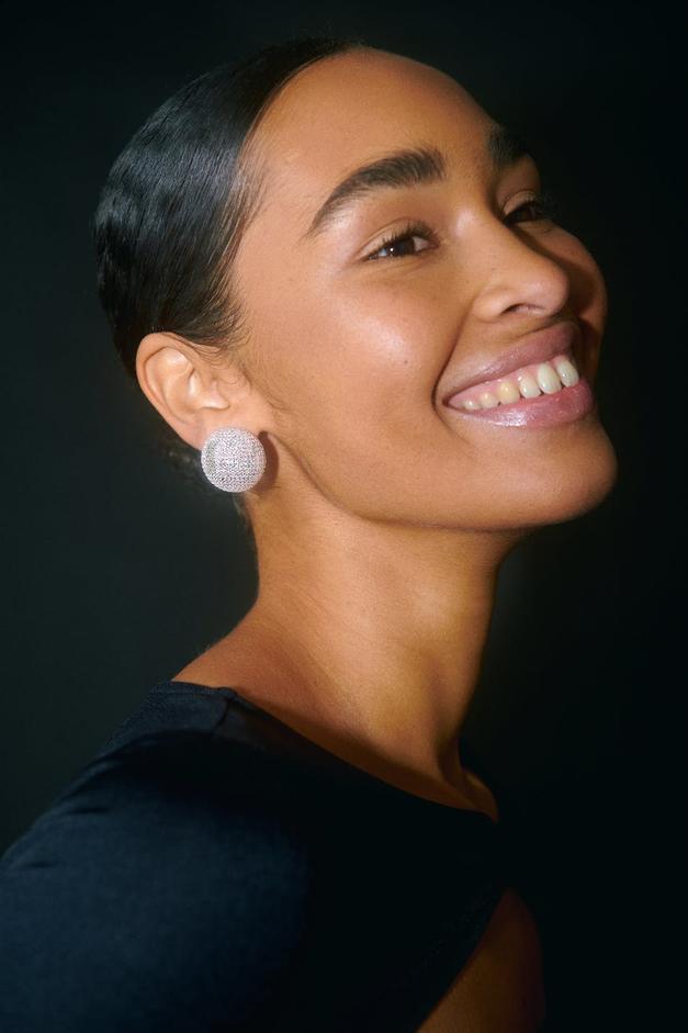 Pave silver ball earrings för 149,98 kr på Gina Tricot