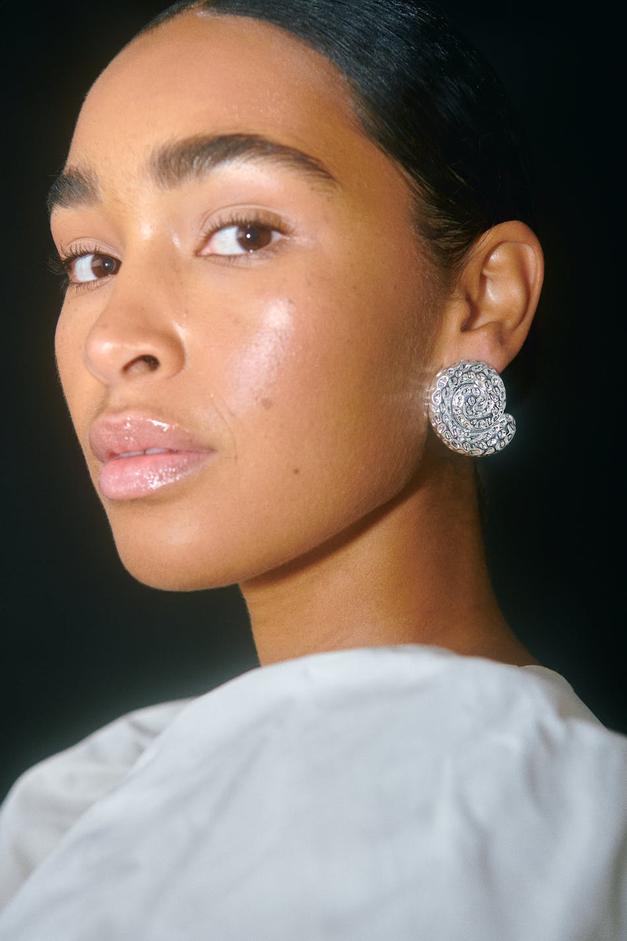 Crinkled silver spiral earrings för 149,98 kr på Gina Tricot