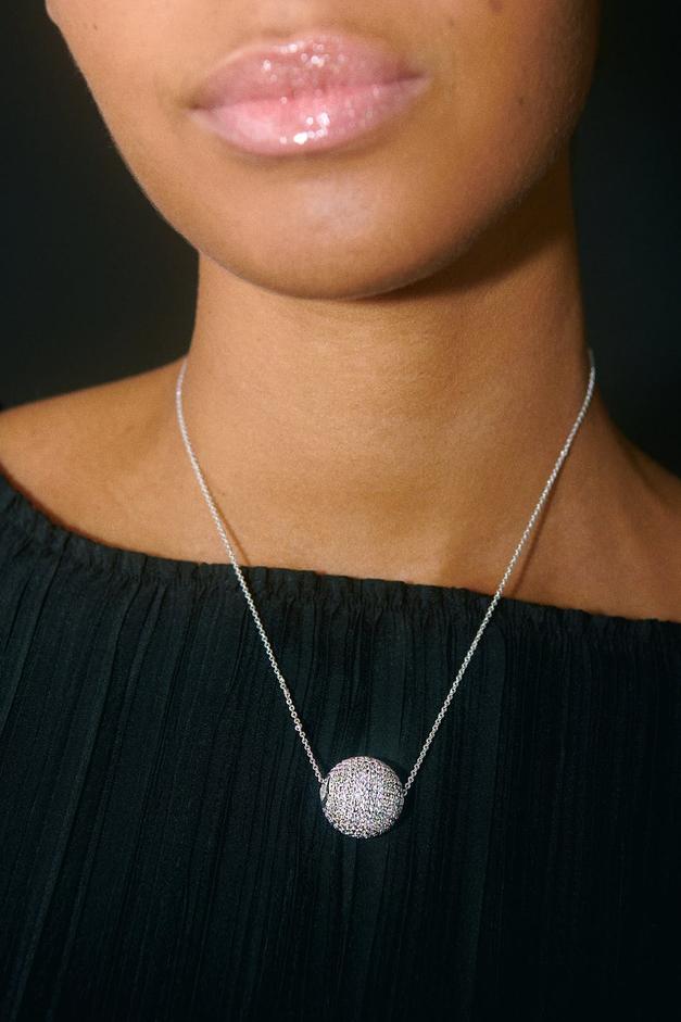 Pave silver ball necklace för 149,98 kr på Gina Tricot