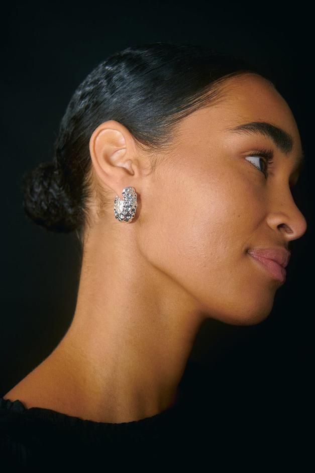 Crinkled silver hoops earrings för 119,98 kr på Gina Tricot