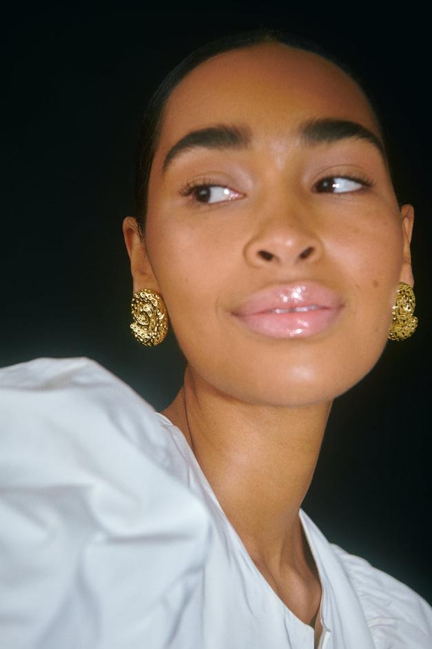 Crinkled gold spiral earrings för 149,98 kr på Gina Tricot