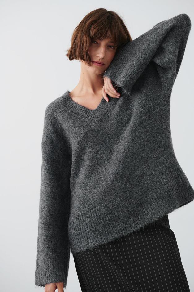 V-neck knitted sweater för 199,97 kr på Gina Tricot