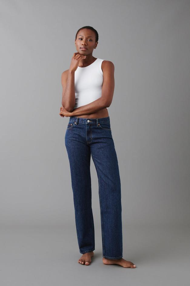 Low straight petite jeans för 149,98 kr på Gina Tricot