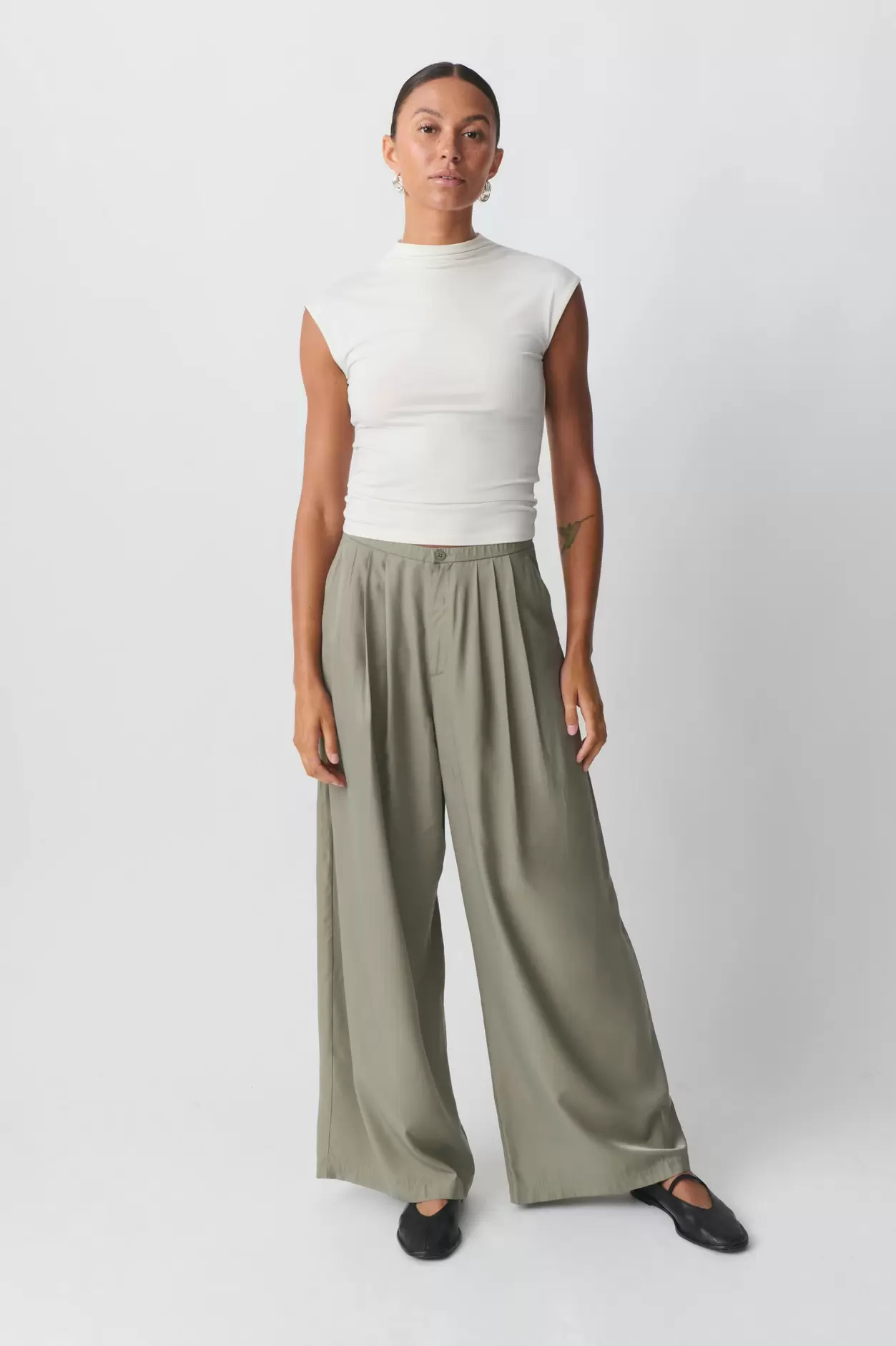 Fluid wide trousers för 249,95 kr på Gina Tricot