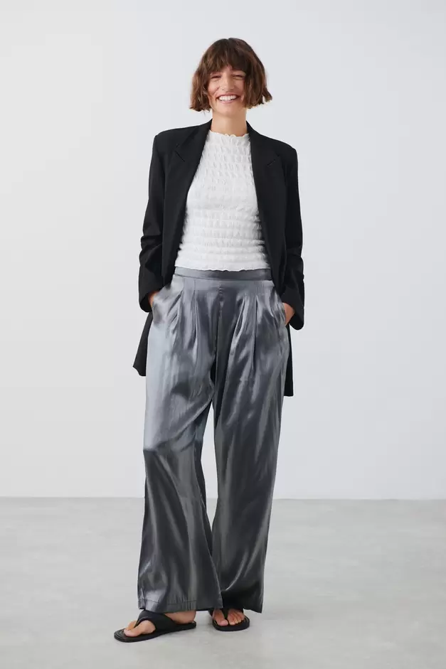 Fluid metallic trousers för 168 kr på Gina Tricot