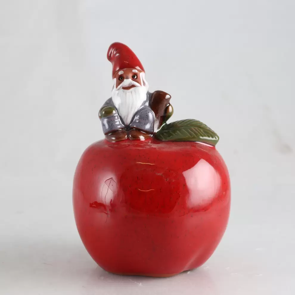 Figurin, tomte med äpple, Rolf Berg för 245 kr på Myrorna