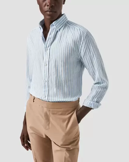 Ljusblårandig linneskjorta för 2000 kr på Eton