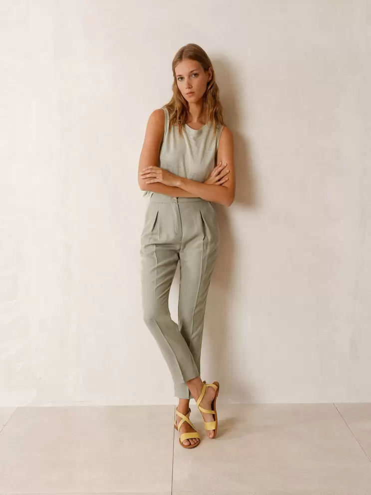 TAILORED PANTS WITH PLEATS för 129 kr på Indi & Cold