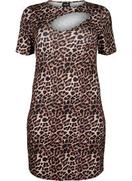 Tight åtsittande klänning i leopardmönster med utskärning för 439,96 kr på Zizzi