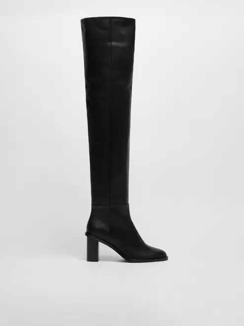 Leather thigh-high boots för 17990 kr på Max Mara