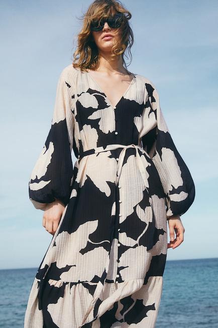 Crêppad klänning med knytskärp för 399 kr på H&M