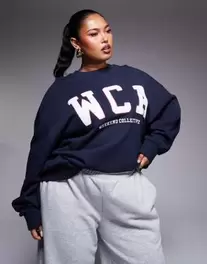 Weekend Collective Curve – Marinblå sweatshirt med collegelogga för 429 kr på ASOS