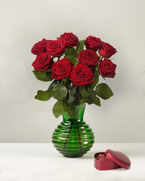 10 röda rosor med geléhjärtan för 728 kr på Interflora