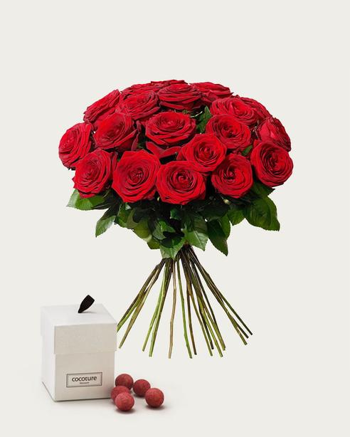 20 röda rosor med lakritskulor för 1428 kr på Interflora
