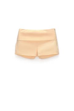 Figursydda shorts med nedvikt midja för 229 kr på Pull & Bear