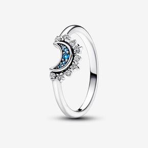 Glittrande måninspirerad ring med blå stenar för 549 kr på Pandora