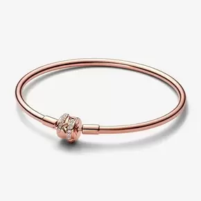 Pandora Moments armring med glittrande lås för 2099 kr på Pandora