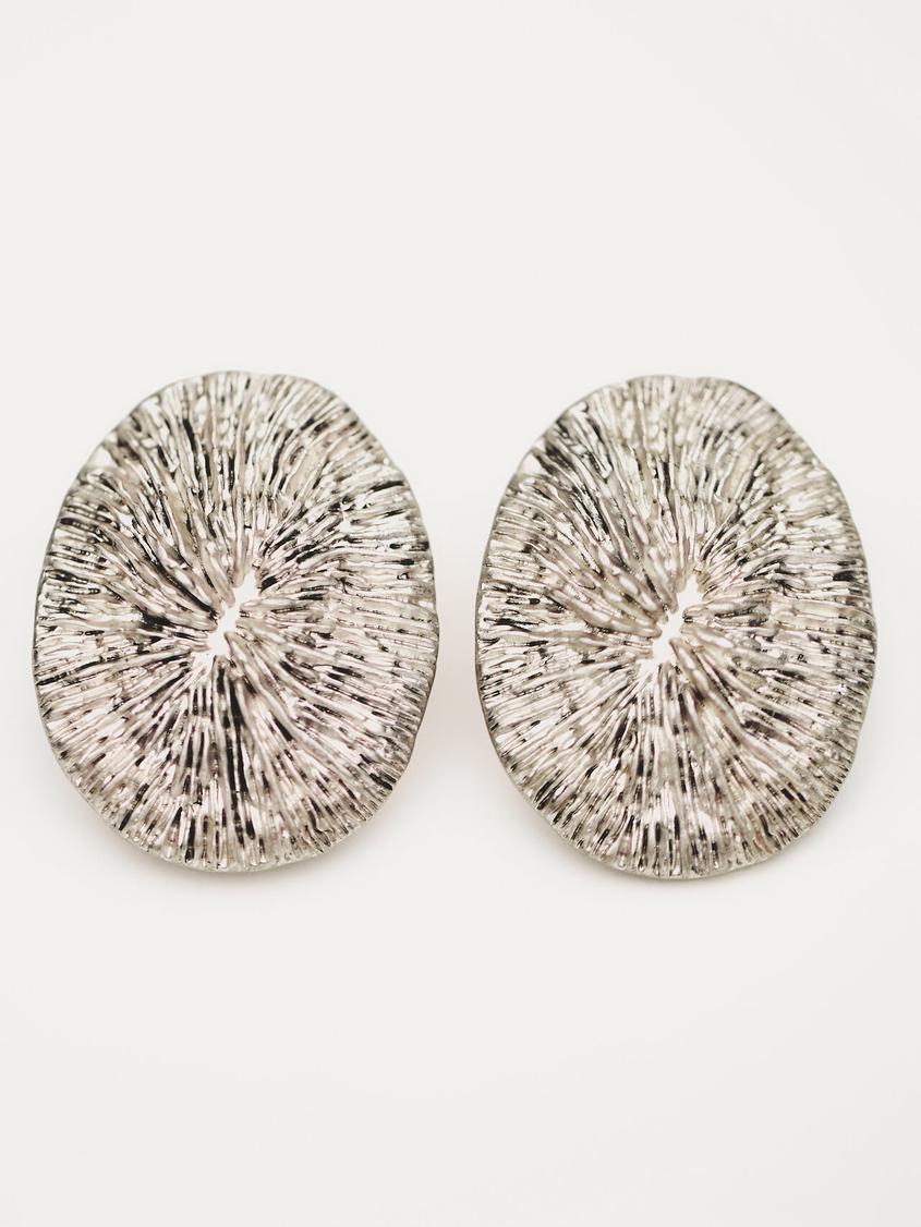 Textured oval earrings för 599 kr på Massimo Dutti